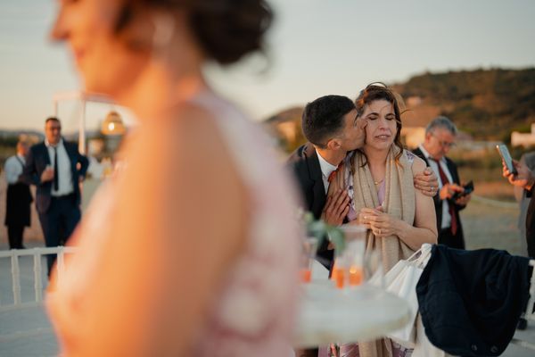 Polibek za soumraku před hosty