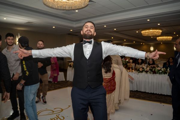 Ženich s rozpaženýma rukama na parketu