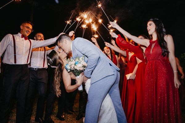Tanec s prskavkami kolem novomanželů