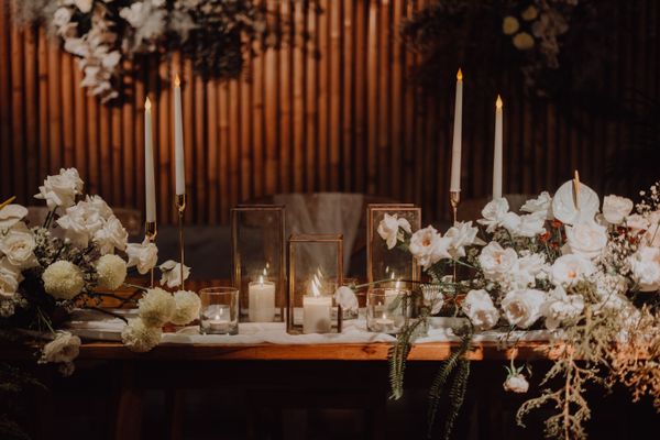 Svatební tabule se svíčkami a orchidejemi